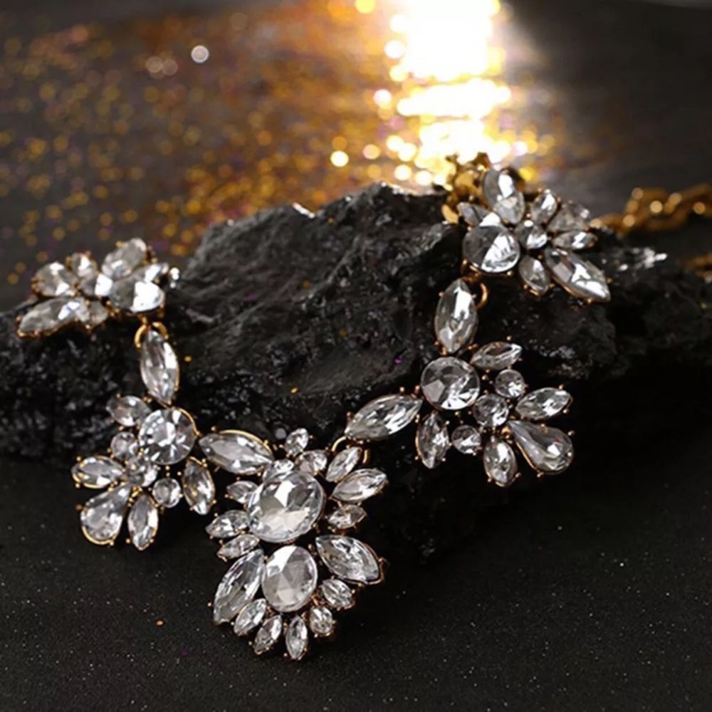 ✨”DIANA”✨GORGEOUS CRYSTAL STATEMENT NECKLACE-NEW✨ - Picture 3 of 8